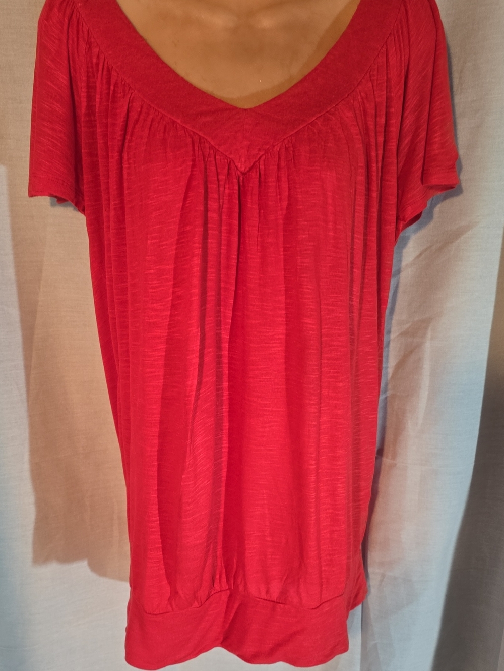 Title: Love 21 Red Cutout Neck Sleeveless V-Neck Top Size M
